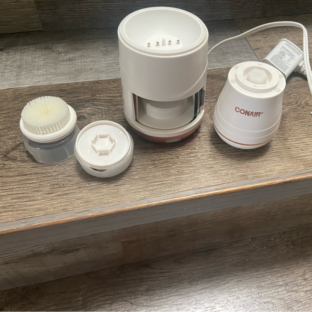EUC Conair facial brush with UV/LED brush sanitizer